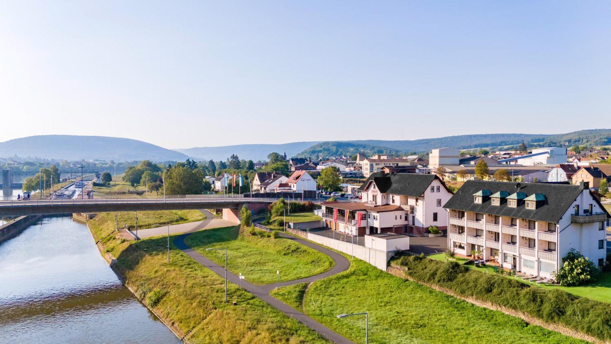 Hotel Straubs Schoene Aussicht クリンゲンベルク・アム・マイン エクステリア 写真